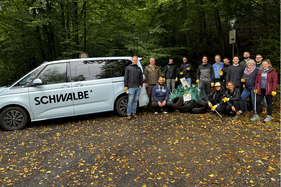 Mitarbeitende engagieren sich u.a. mit Müllsammelaktion und Umwandlung von Rasenflächen