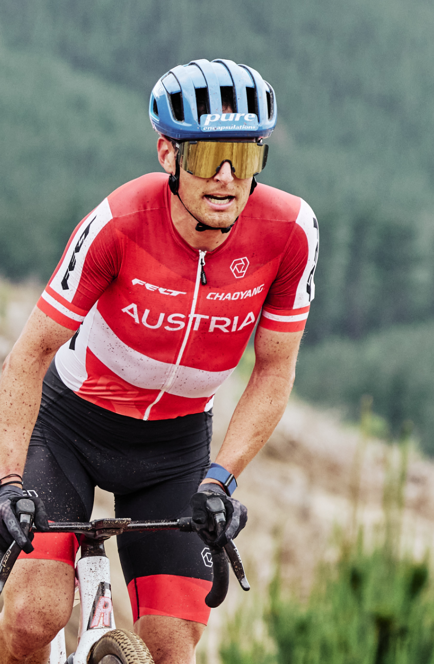 Radtrikot, Radhose, Fahrradhelm, Sportbrille, rot-weiß