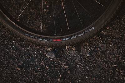 Qu'il s'agisse de se rendre au travail à travers la jungle urbaine, de partir en week-end avec une tente de bivouac ou d'emprunter de nombreux détours pour atteindre le Cap Nord, toute aventure commence devant la porte de la maison. 