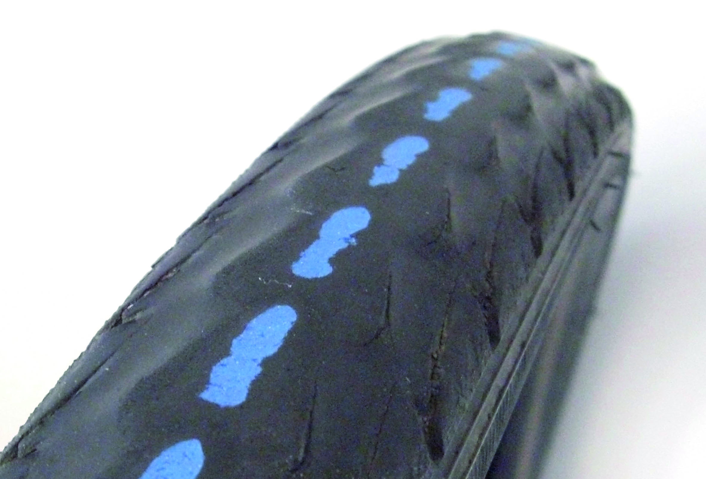 Reifen, Gummi, blaue Punkte, Reifengummi, Autoteil, Reifen, Profil, blaue Punkte, schwarzer Gummi, Profilmuster