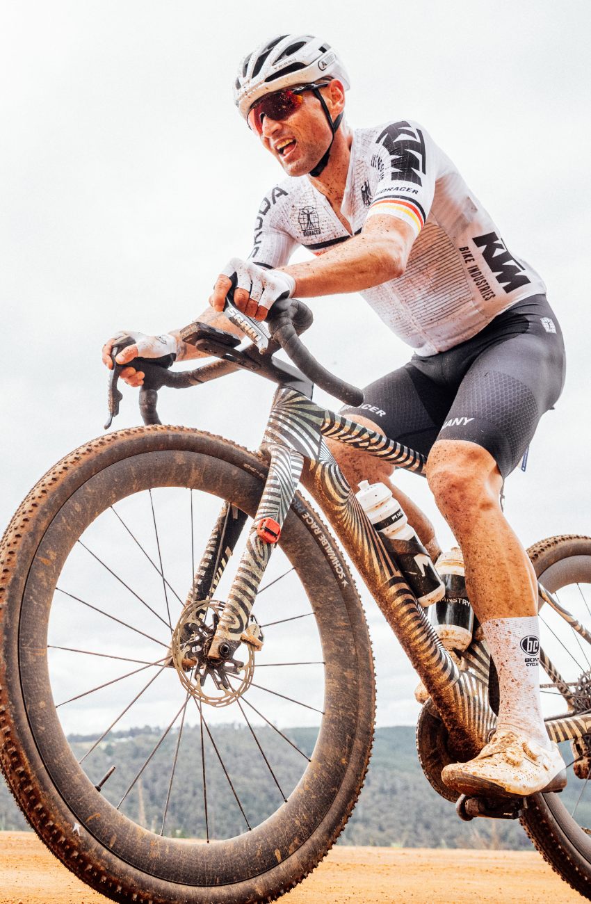 Gravelbike, Rennlenker, Scheibenbremsen, Schwarz-goldene Streifen, Stollenreifen