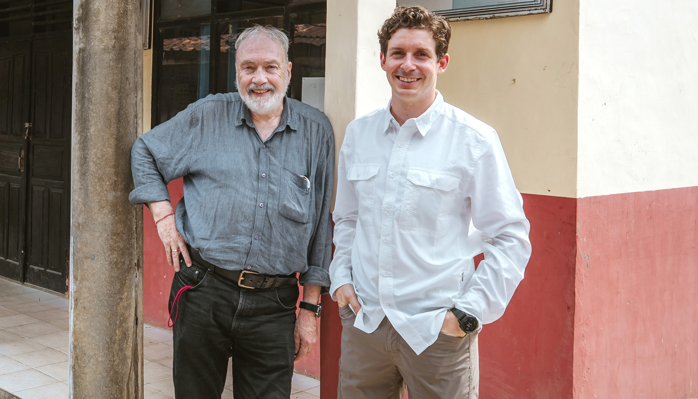 Hemd, Hosen, Jeans, Langarm, Lächeln