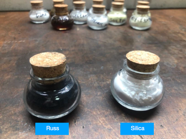 Glasflasche, Korken, schwarze Flüssigkeit, weiße Pulver, Labordosen