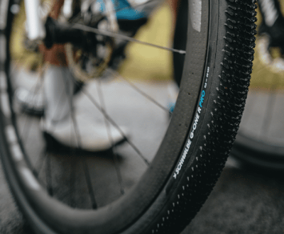 Développée avec les meilleurs athlètes du monde, Schwalbe présente la nouvelle génération de pneus Gravel ayant fait leurs preuves sur les podiums : la gamme Schwalbe G-ONE R PRO.