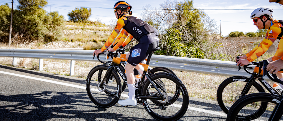 Rennrad, Radfahrer, Kohlefaserrahmen, Scheibenbremsen, Teamkit