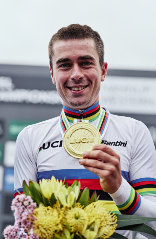 Radsporttrikot, weißes Trikot, Regenbogenstreifen, Stehkragen, Kurzarmtrikot