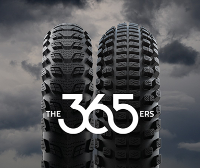 Nous aimons la liberté et la mobilité que nous offre le vélo. Par temps ensoleillé et sous la pluie. Au printemps, en été, en automne et en hiver. Nous roulons.