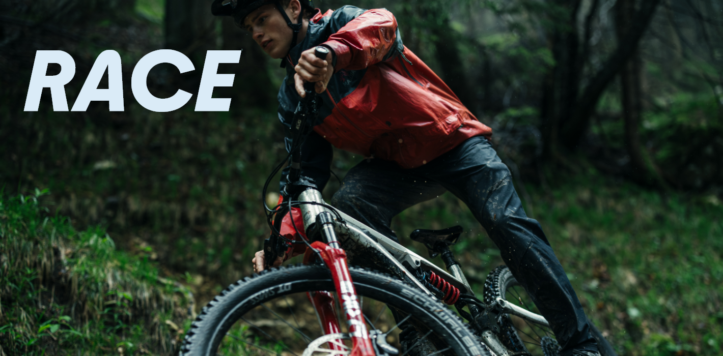 Mountain bike, Roter Mantel, Mountainbike-Ausrüstung, Off-road, Waldpfad