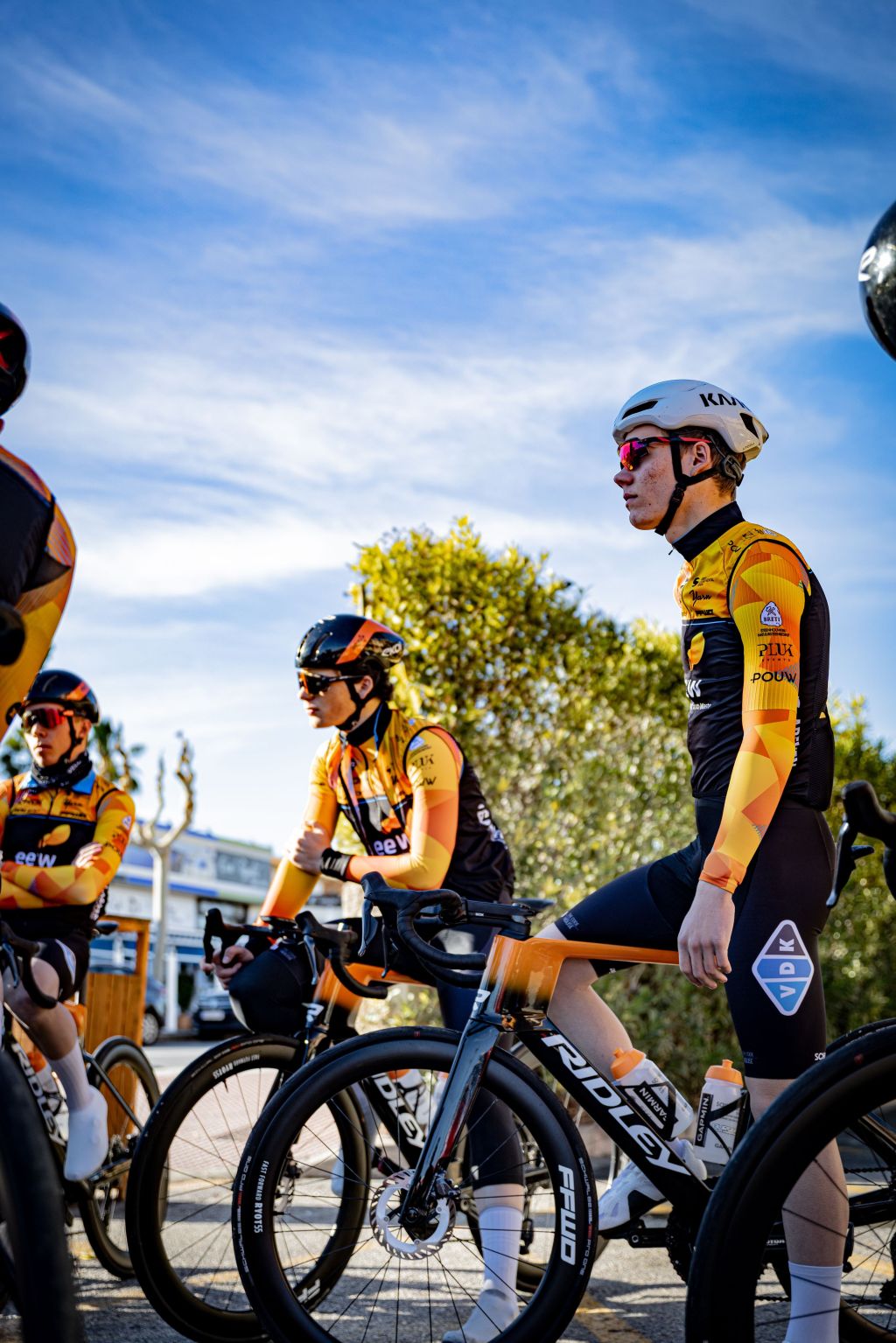 Rennrad, Radsport, Kleidung, Helm, Trikot, Radsport, Rennrad, Fahrradbekleidung, Helm, Sonnenbrille, Radsportler, Rennrad, Team-Kleidung, Helm, Brille