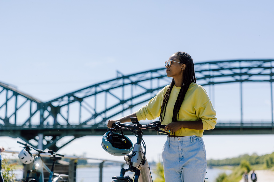 Fahrrad, Frau, Radfahrer, Gelbes-Sweatshirt, Sonnenbrille, Moped, Fahrrad, Kleidungsstück, Sonnenbrille, Helm, e-bike, Fahrrad, Frau, gelbes-sweatshirt, Brille, Fahrrad, Fahrradhelm, Casual, Gelb, Helm, frau, gelbes-sweatshirt, fahrrad, helm, brille
