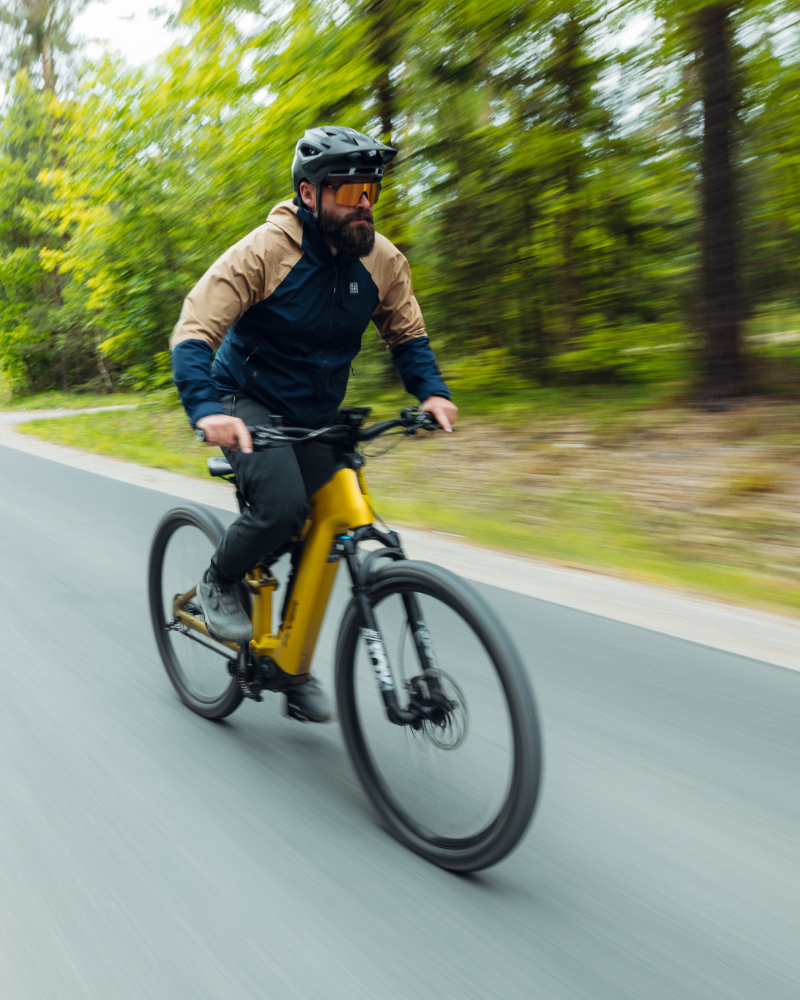 E-Bike, Mountain bike, Gelb, Helm, Radfahrer