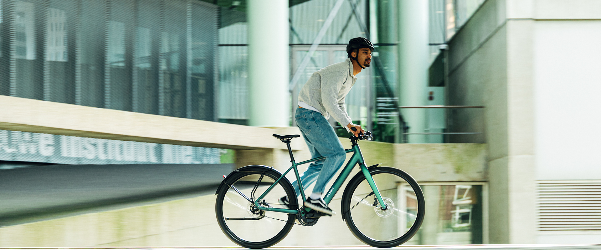 Stadtfahrrad, E-Bike, grünes Fahrrad, casual Kleidung, Helm
