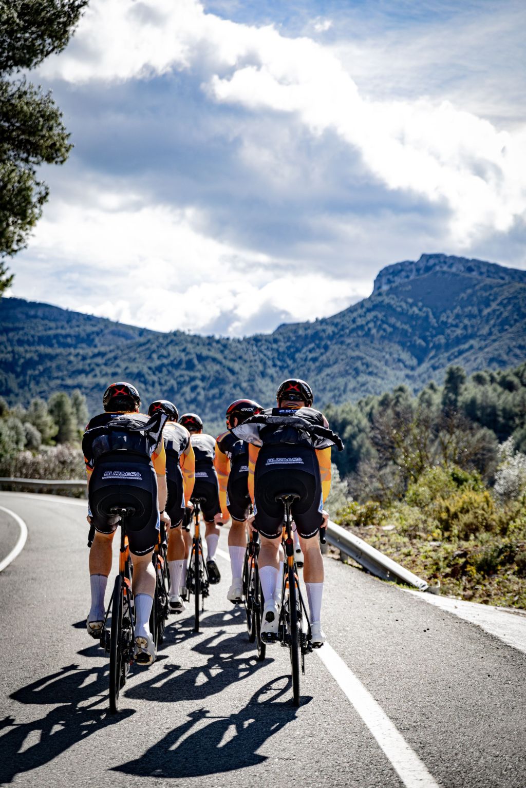 Radsport, Rennradgruppe, Gruppenfahrt, Berglandschaft, Straßenrennen, Radsport, Gruppentour, Tour-de-Rad, Straße, Kleidung: Radteam, Radsport, Gruppentour, Rennrad, Gruppenkolonne, Berglandschaft