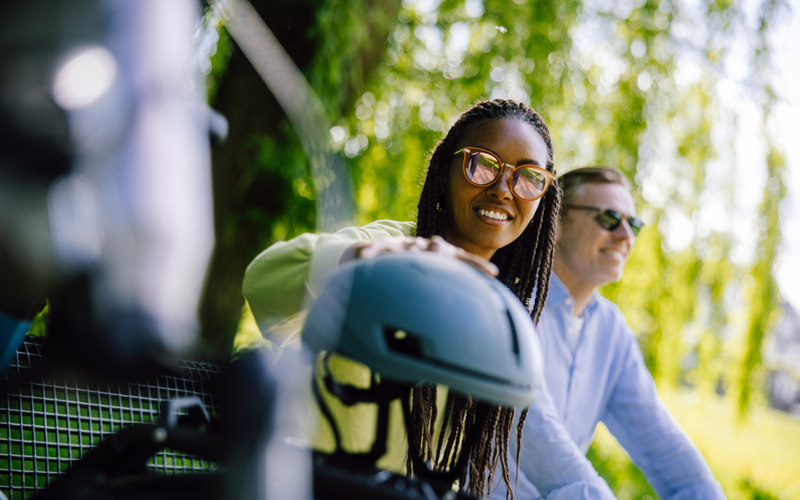 Fahrrad, Helm, Sonnenbrille, zwei Personen, Draußen