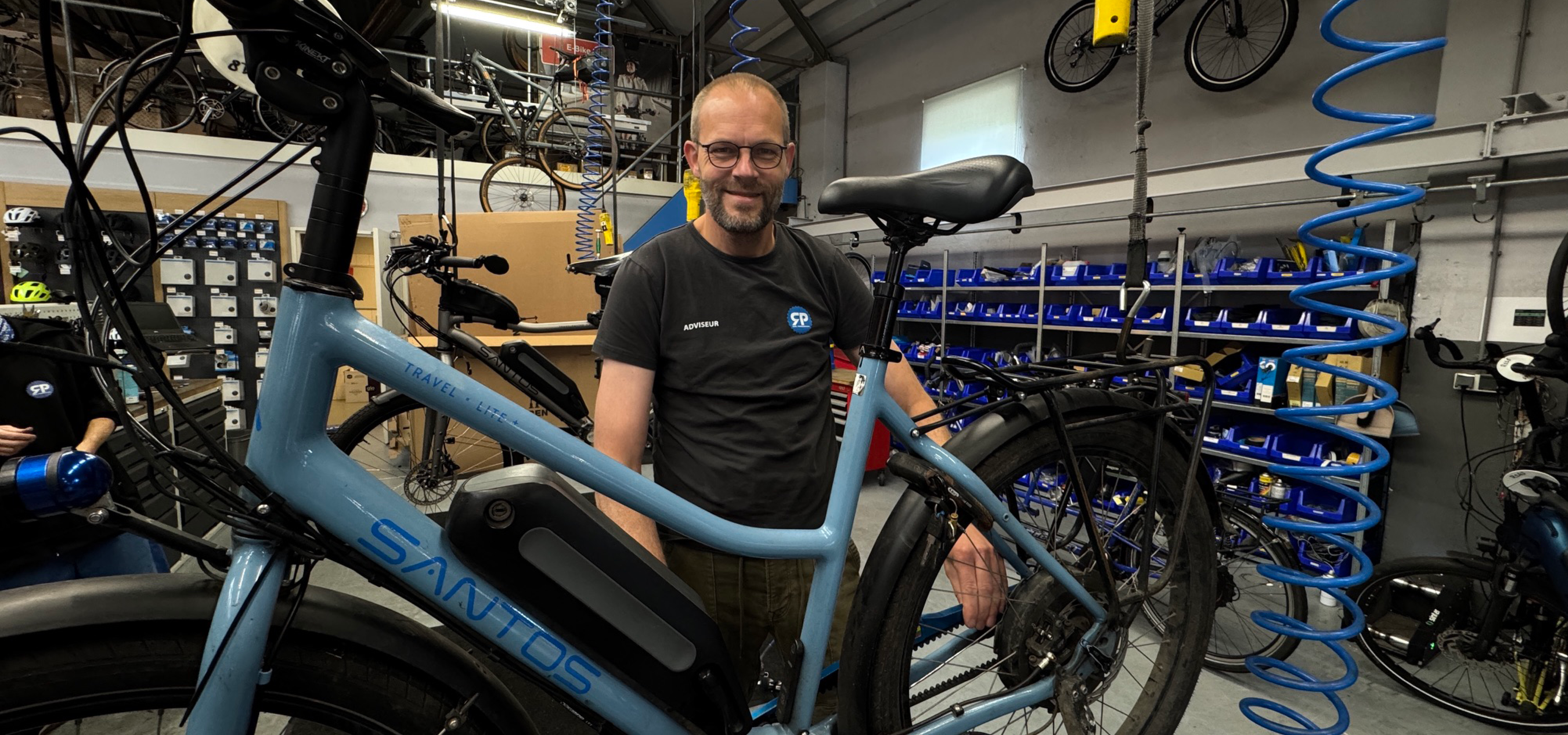 E-Bike, Elektrisches Fahrrad, Blaues Fahrrad, Werkstatt, Sattel