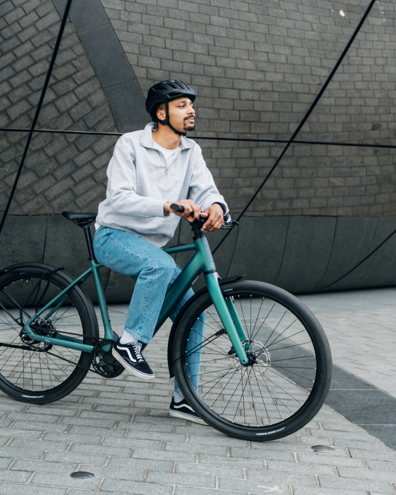 Fahrrad, Helm, Jeans, Pullover, Laufrad