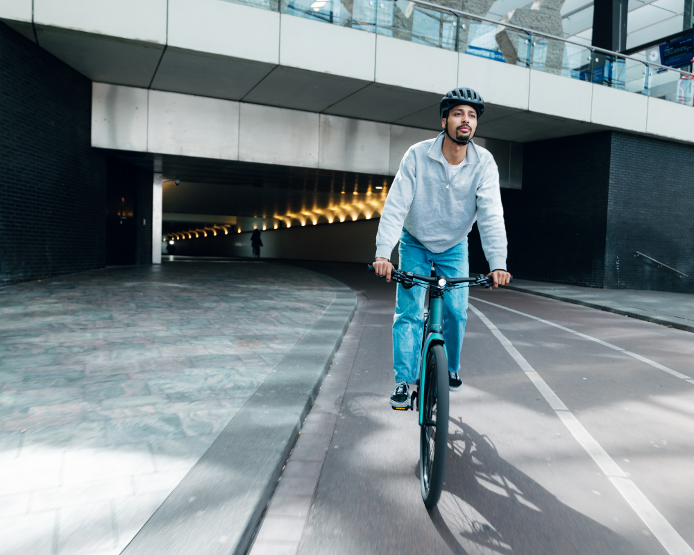 Fahrrad, Radfahrer, Helm, Jeans, Graues Oberteil
