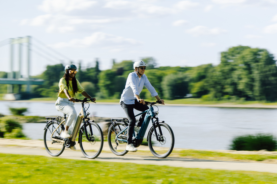 E-Bike, Fahrrad, Helm, Paar, Landschaft, E-Bike, Zwei Fahrräder, Helme, Skater/Personen, Radtour am Fluss, E-Bike, E-Bike mit Akku, Pedale Fahrrad, Paar Fahrradfahren, Selbstbalancierendes Fahrrad, E-Bike, Räder, Fahrrad, Helm, Paar
