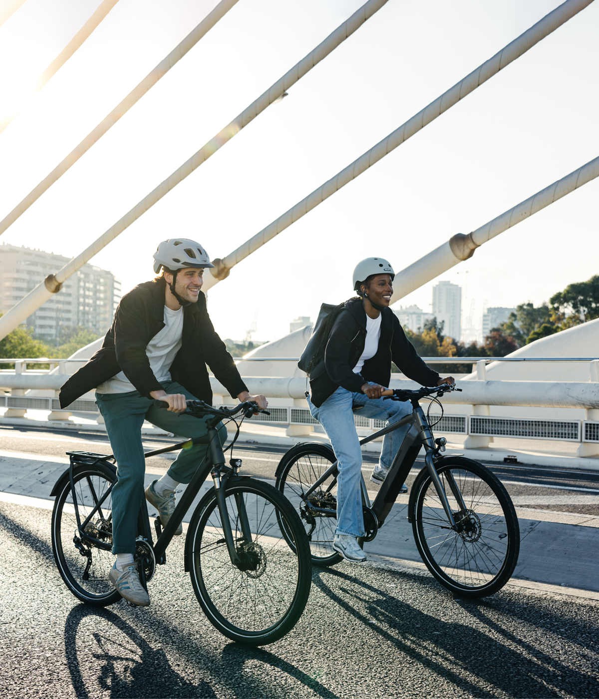 Fahrrad, E-Bike, Helm, Straßenbrücke, Zwei Personen