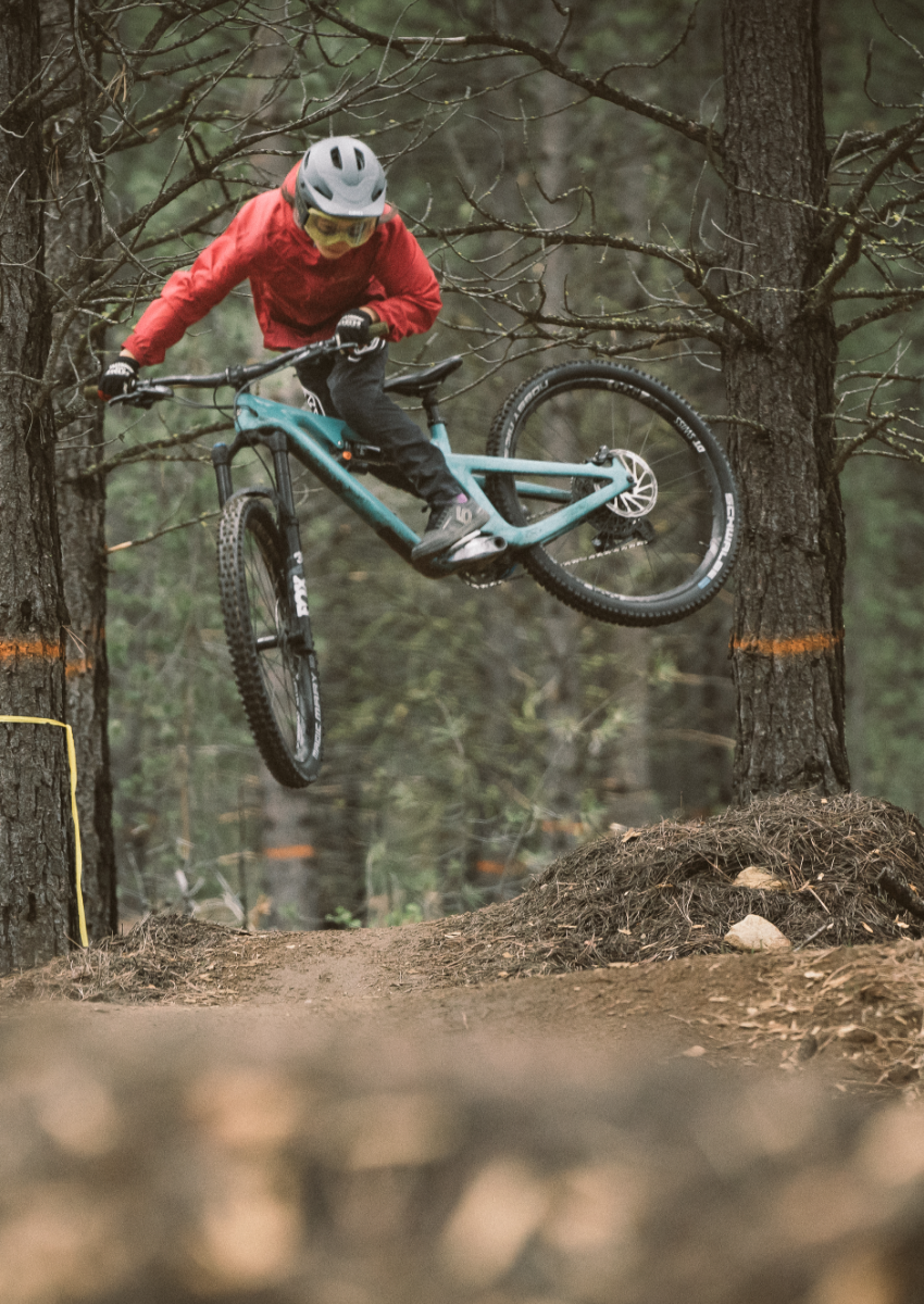  Mountain bike, Freeride, Fahrradhelm, Rotjacke, Sprung