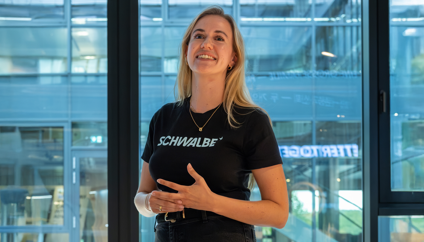 Finger, Person, Lächeln, Erwachsener, Frau