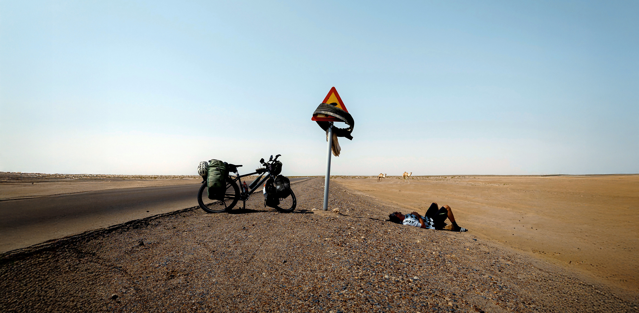 Fahrrad, Tourenrad, Campingausrüstung, Wüste, Person ruht sich aus