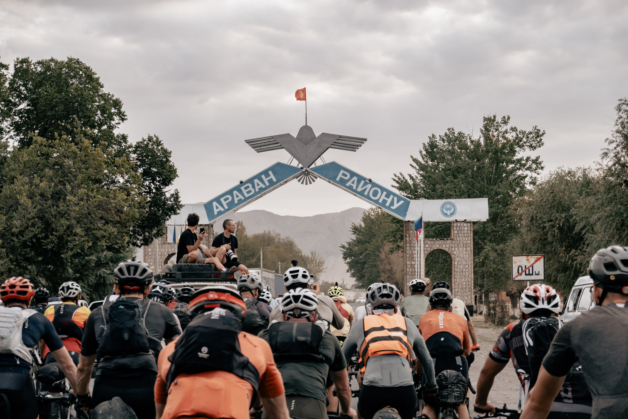 cycling, cyclists, gruppe von menschen, startbanner, torbogen