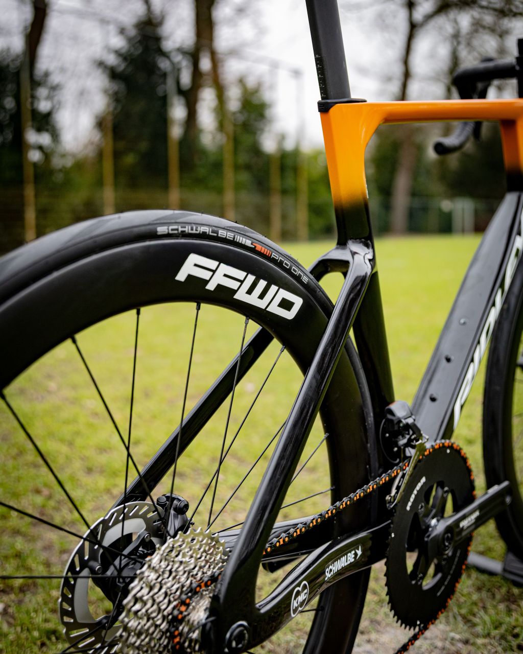 Rennrad, Carbonrahmen, Scheibenbremse, Reifenmarke, Kassette
