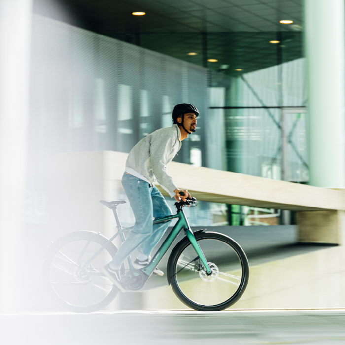 Fahrrad, E-Bike, Laufrad, Helm, Mann