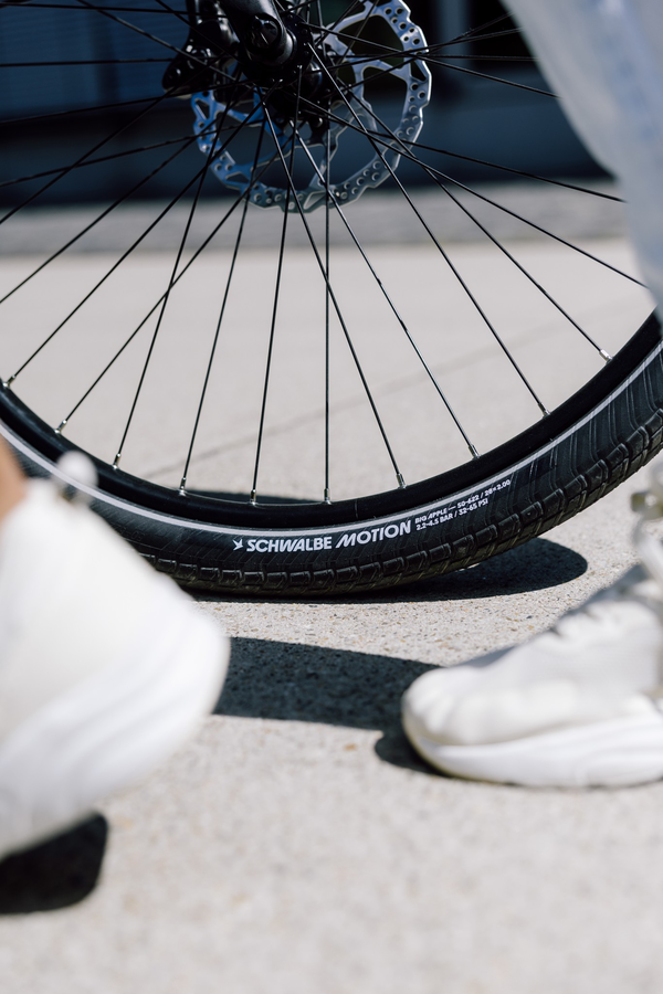prominente Scheibenbremse, Fahrradfelge, Speichenrad, Schwalbe Motion Reifen, weiße Sneaker, e-bike wheel, disc brake, carbon steel, bike tire, Schwalbe Motion, Fahrradrad, Scheibenbremse, Schwalbe Motion Reifen, Speichen, Pedale