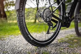 Al Grounder is Schwalbe’s first tyre specially designed for SUV bikes. With state-of-the-art tire technology and the looks of a motorcycle-tire, it easily masters on-road and off-road adventures.