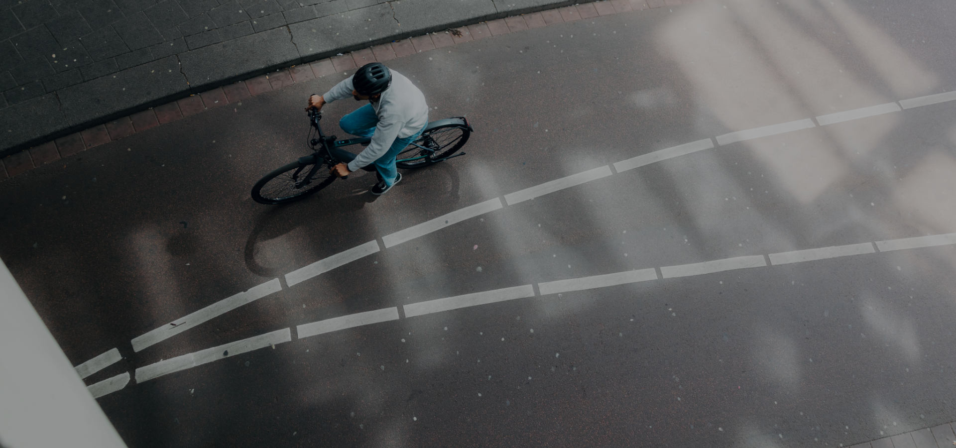 Fahrrad, Radfahrer, Herrenoutfit, Helm, Straße