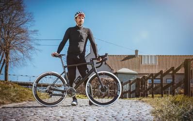 THE UNIQUE DESIGN OF THIS ROAD TIRE REFLECTS HIS COLORS AND BIGGEST SUCCESS STORIES