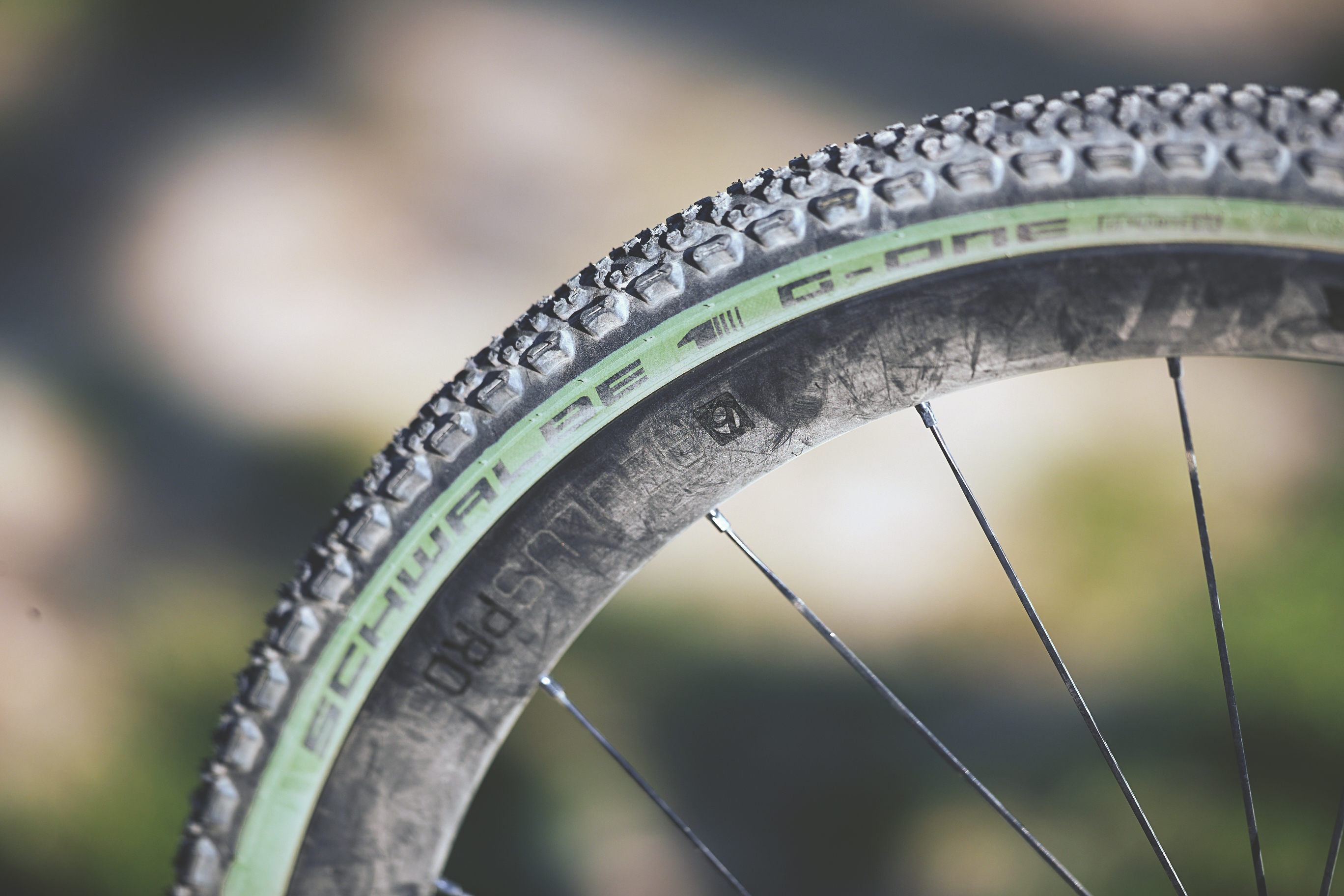 Olive is the summer tire colour for gravel bikers. This was the result of an Instagram survey by Schwalbe. Therefore, the tire specialist will be launching a special edition G-One Ultrabite Tubeless Easy in olive-skin colour from June.