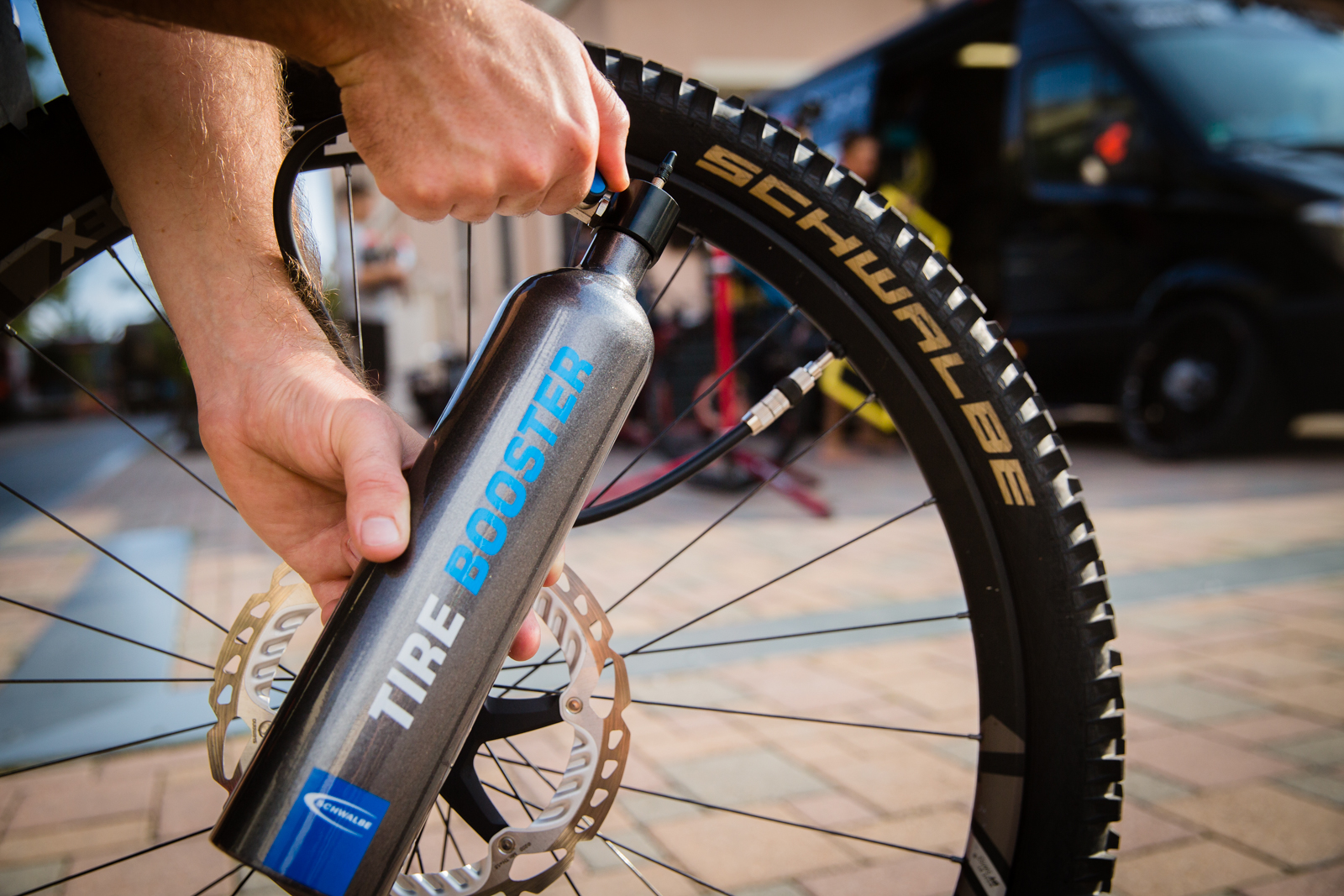 アクセサリー SCHWALBE tire booster HANDY TIRE BOOSTER MAKES TUBELESS ASSEMBLY EASIER | Schwalbe Tires